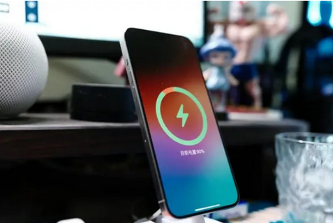 华池苹果15换屏服务分享用什么充电器给iPhone15充电更好 